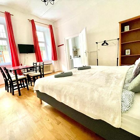 Very Warm Home With Big Bed Near New York Cafe Budapest Exterior photo