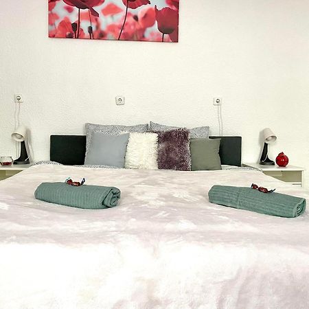 Very Warm Home With Big Bed Near New York Cafe Budapest Exterior photo