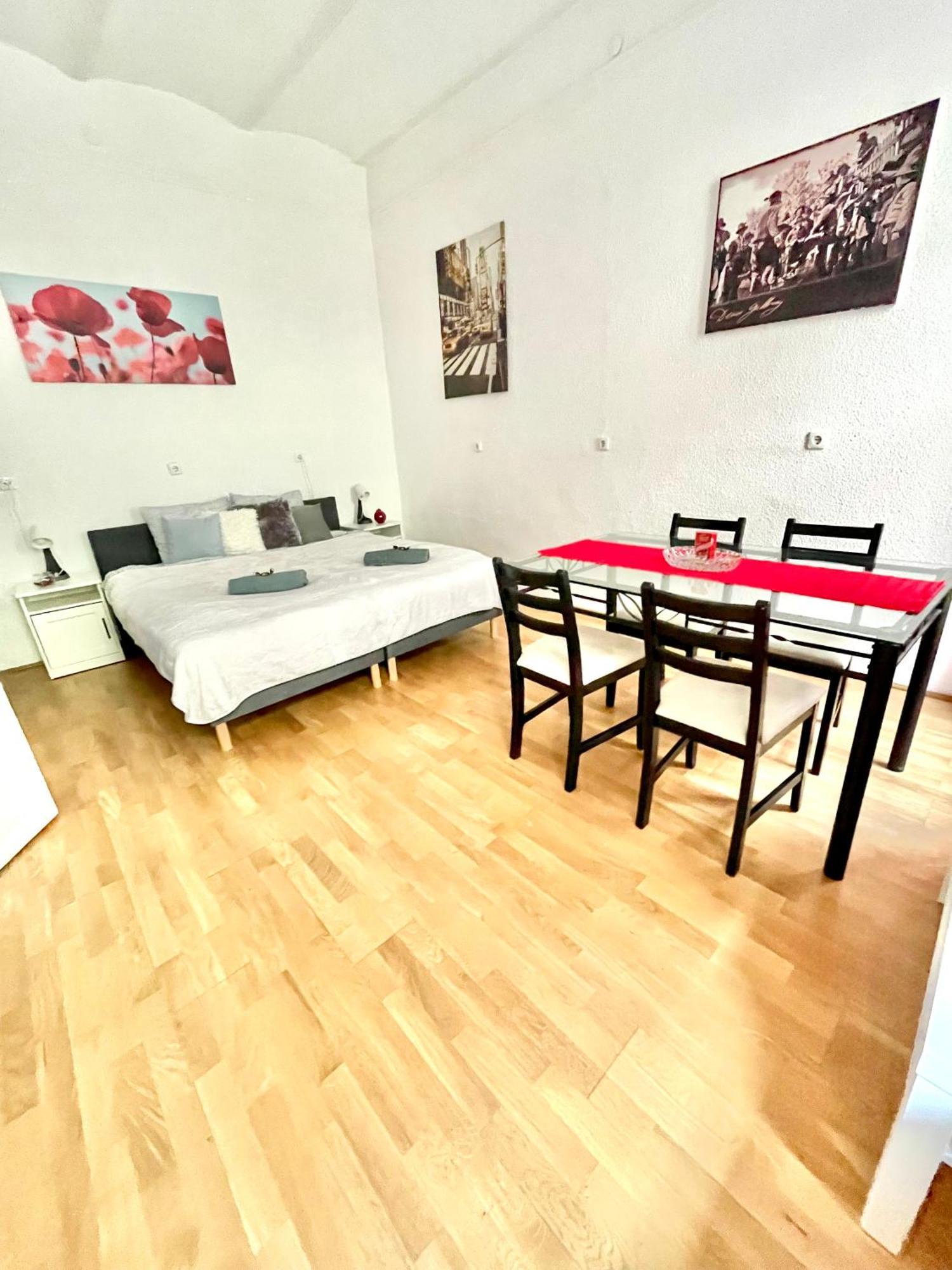 Very Warm Home With Big Bed Near New York Cafe Budapest Exterior photo