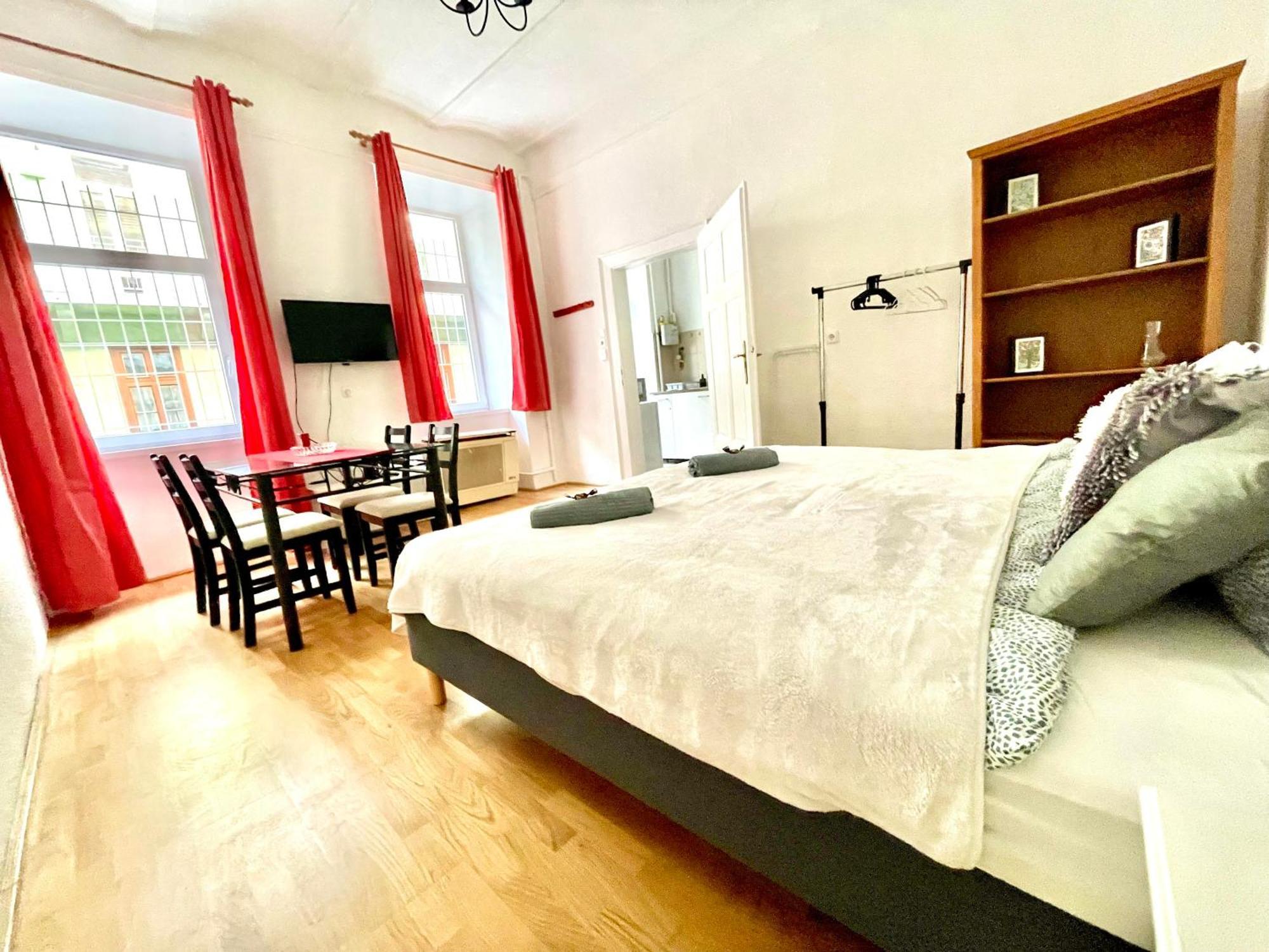 Very Warm Home With Big Bed Near New York Cafe Budapest Exterior photo