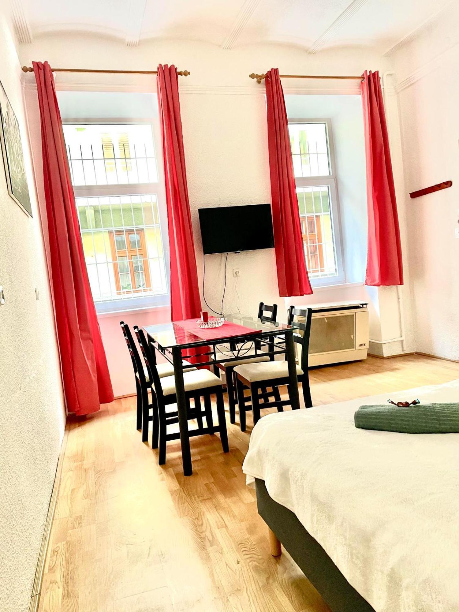 Very Warm Home With Big Bed Near New York Cafe Budapest Exterior photo